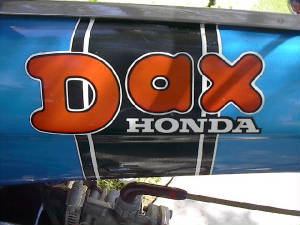1970_Honda_DAX_ST70_Logo.jpg